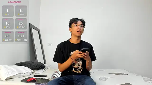 Snapshot of harrytwink18 chatting on 12/19/25, 01:29 harrytwink18 online show from 12/19/25, 01:29