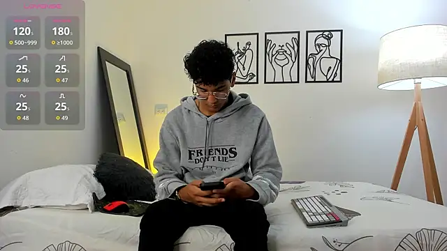 Snapshot of harrytwink18 chatting on 01/13/26, 01:49 harrytwink18 online show from 01/13/26, 01:49