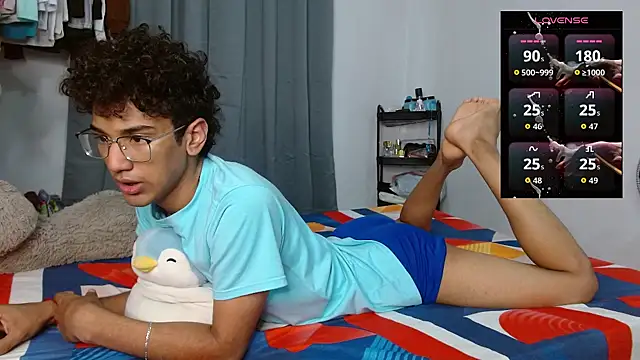 Snapshot of harrytwink18 chatting on 02/07/26, 12:03 harrytwink18 online show from 02/07/26, 12:03