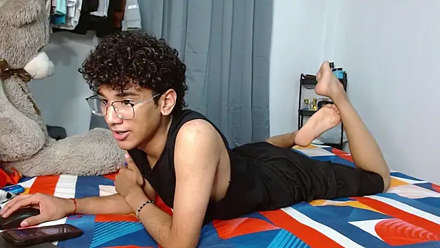 Snapshot of harrytwink18 chatting on 02/09/26, 03:05 harrytwink18 online show from 02/09/26, 03:05