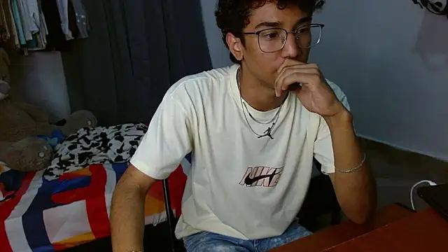 Snapshot of harrytwink18 chatting on 02/16/26, 09:11 harrytwink18 online show from 02/16/26, 09:11