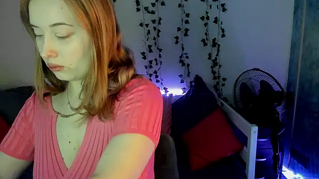 Snapshot of Emily_Gin chatting on 02/05/25, 02:40 Emily Gin online show from 02/05/25, 02:40