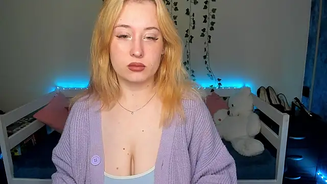 Snapshot of Emily_Gin chatting on 10/08/25, 02:42 Emily Gin online show from 10/08/25, 02:42