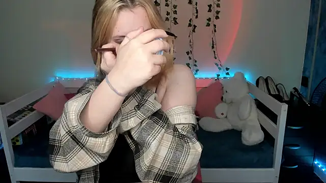 Snapshot of Emily_Gin chatting on 10/10/25, 02:43 Emily Gin online show from 10/10/25, 02:43