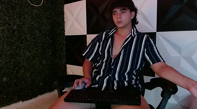 Snapshot of Dani_cumboy chatting on 02/14/25, 05:51 Dani cumboy online show from 02/14/25, 05:51
