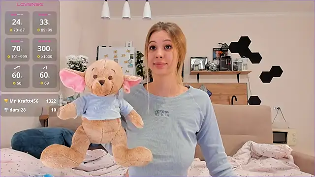 Girl alone home online show from 10/03/25, 03:53