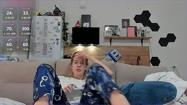 Girl alone home online show from 12/20/25, 03:13