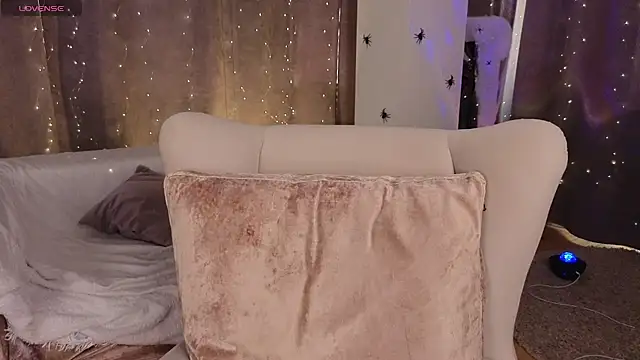 Snapshot of NaokoStifel chatting on 10/24/25, 02:30 NaokoStifel online show from 10/24/25, 02:30