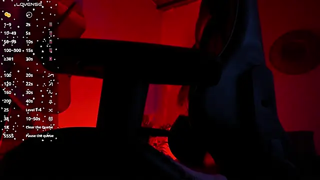 laura-hills18 online show from 02/09/26, 12:31