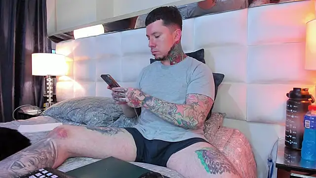 Snapshot of Adam_tatto chatting on 10/24/25, 02:19 Adam tatto online show from 10/24/25, 02:19