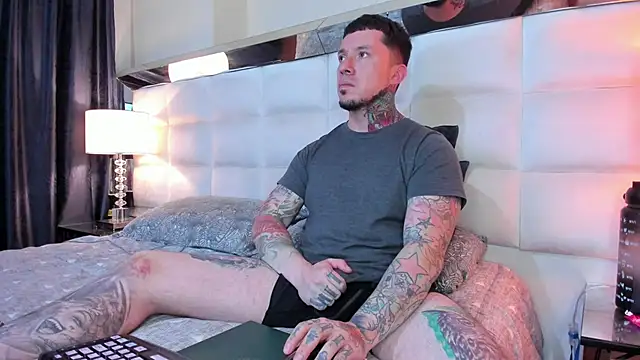 Snapshot of Adam_tatto chatting on 10/26/25, 02:50 Adam tatto online show from 10/26/25, 02:50