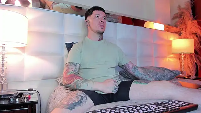 Snapshot of Adam_tatto chatting on 11/01/25, 02:46 Adam tatto online show from 11/01/25, 02:46