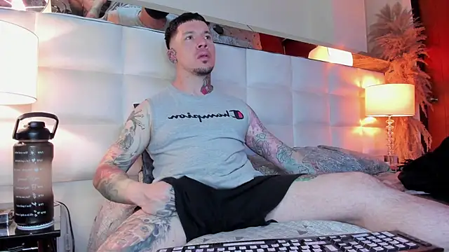 Snapshot of Adam_tatto chatting on 11/06/25, 03:29 Adam tatto online show from 11/06/25, 03:29