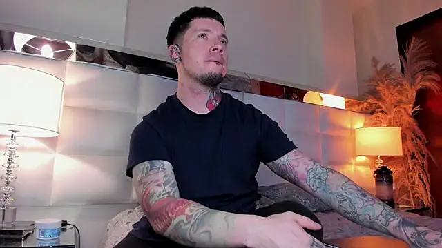 Snapshot of Adam_tatto chatting on 11/13/25, 04:33 Adam tatto online show from 11/13/25, 04:33