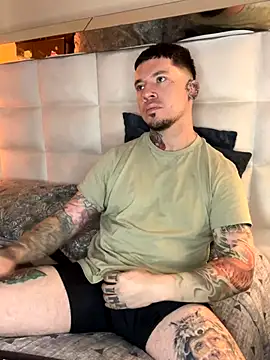 Snapshot of Adam_tatto chatting on 11/14/25, 04:17 Adam tatto online show from 11/14/25, 04:17