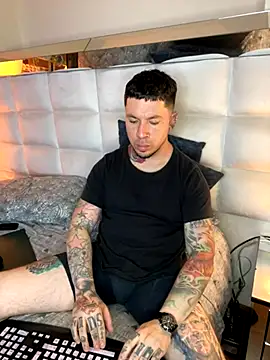 Snapshot of Adam_tatto chatting on 11/16/25, 01:22 Adam tatto online show from 11/16/25, 01:22