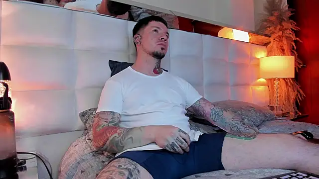 Snapshot of Adam_tatto chatting on 11/19/25, 02:22 Adam tatto online show from 11/19/25, 02:22