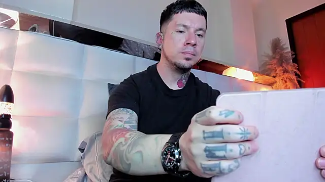 Snapshot of Adam_tatto chatting on 11/25/25, 04:12 Adam tatto online show from 11/25/25, 04:12