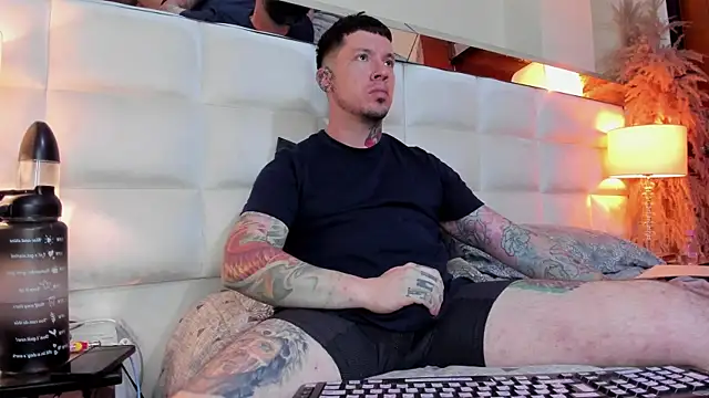 Snapshot of Adam_tatto chatting on 12/14/25, 02:28 Adam tatto online show from 12/14/25, 02:28