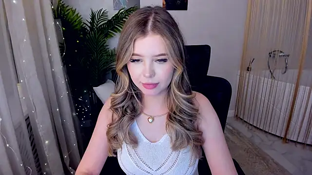Snapshot of FollowLovee chatting on 03/08/25, 02:01 FollowLovee online show from 03/08/25, 02:01