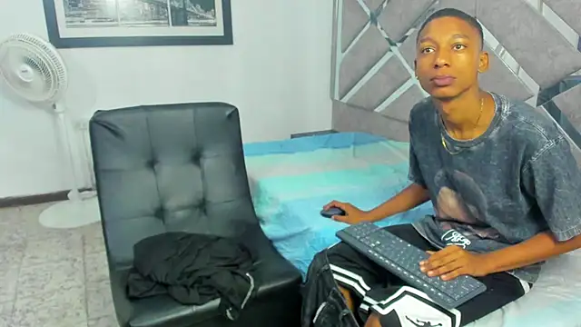 EvaxEmma online show from 11/25/25, 01:44