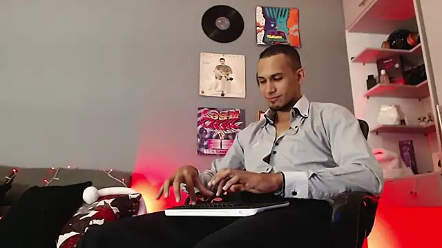 Snapshot of MagnusFrost chatting on 12/28/24, 06:06 MagnusFrost online show from 12/28/24, 06:06