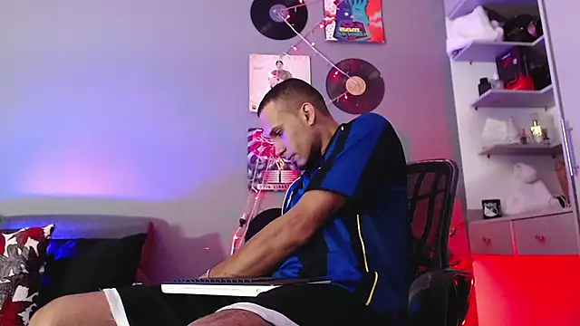 Snapshot of MagnusFrost chatting on 01/04/25, 04:33 MagnusFrost online show from 01/04/25, 04:33