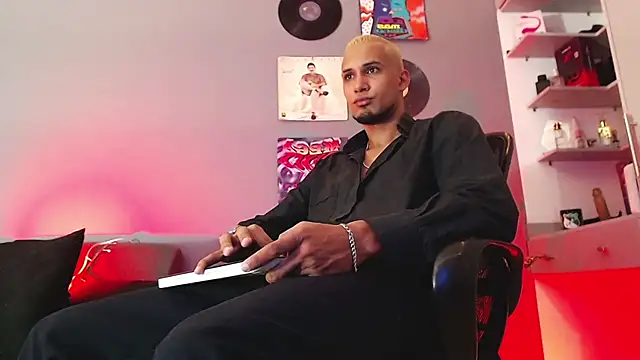 Snapshot of MagnusFrost chatting on 01/11/25, 01:48 MagnusFrost online show from 01/11/25, 01:48