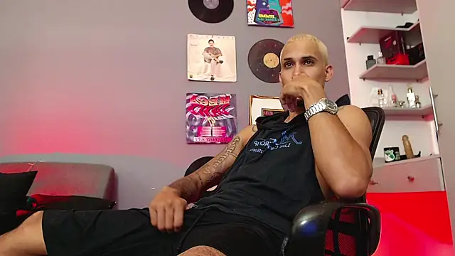 Snapshot of MagnusFrost chatting on 01/11/25, 04:59 MagnusFrost online show from 01/11/25, 04:59