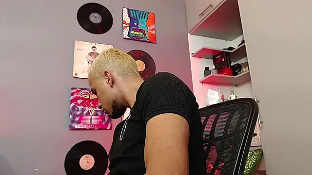 Snapshot of MagnusFrost chatting on 01/14/25, 06:56 MagnusFrost online show from 01/14/25, 06:56