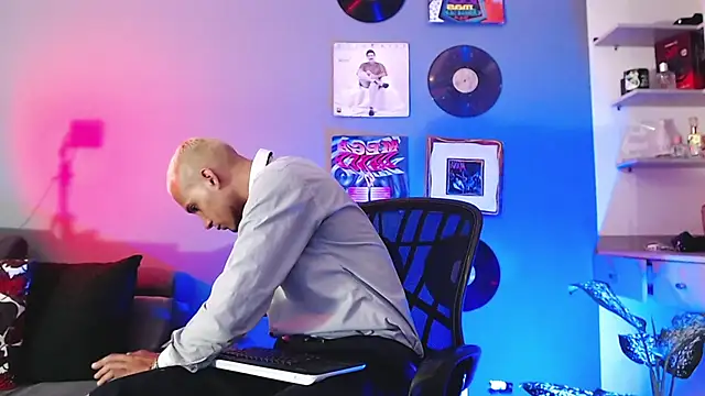 Snapshot of MagnusFrost chatting on 01/18/25, 06:56 MagnusFrost online show from 01/18/25, 06:56