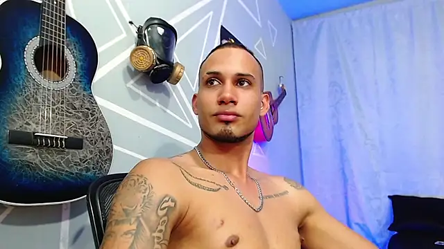 Snapshot of MagnusFrost chatting on 02/15/25, 01:10 MagnusFrost online show from 02/15/25, 01:10