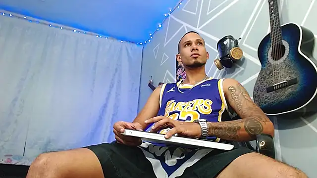 Snapshot of MagnusFrost chatting on 03/05/25, 10:21 MagnusFrost online show from 03/05/25, 10:21