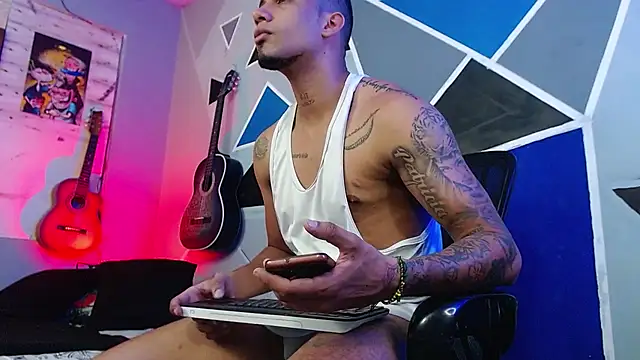 Snapshot of MagnusFrost chatting on 09/18/25, 03:30 MagnusFrost online show from 09/18/25, 03:30