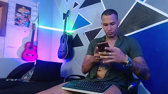 Snapshot of MagnusFrost chatting on 10/14/25, 06:25 MagnusFrost online show from 10/14/25, 06:25