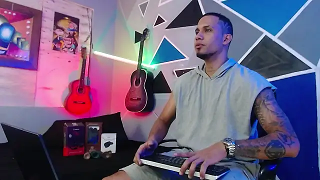 Snapshot of MagnusFrost chatting on 10/22/25, 04:13 MagnusFrost online show from 10/22/25, 04:13