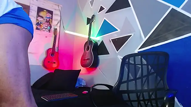 Snapshot of MagnusFrost chatting on 10/25/25, 04:09 MagnusFrost online show from 10/25/25, 04:09