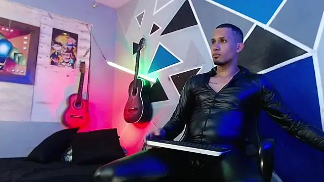 Snapshot of MagnusFrost chatting on 11/11/25, 04:01 MagnusFrost online show from 11/11/25, 04:01