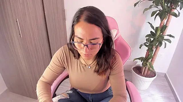 Sofi Martinezz0 online show from 10/23/25, 05:01