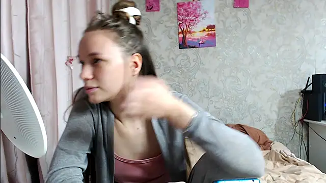 leila bambi  online show from 10/23/25, 04:06