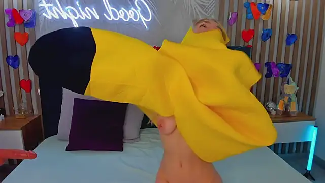 Snapshot of Emilly_Hart chatting on 02/17/25, 06:09 Emilly Hart online show from 02/17/25, 06:09