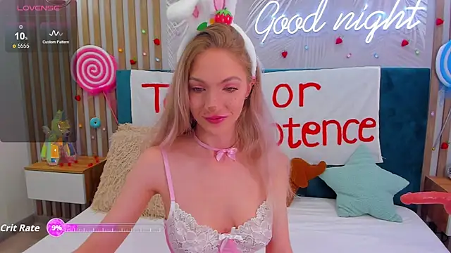 Snapshot of Emilly_Hart chatting on 10/28/25, 02:48 Emilly Hart online show from 10/28/25, 02:48