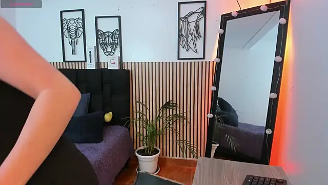 LILA ELLIOT online show from 10/14/25, 07:47