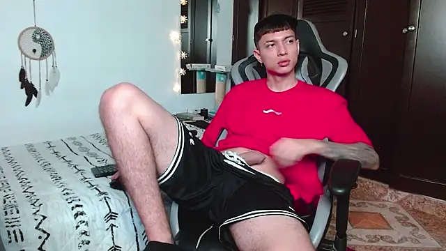 Snapshot of aaron_blug chatting on 12/10/24, 02:05 aaron blug online show from 12/10/24, 02:05