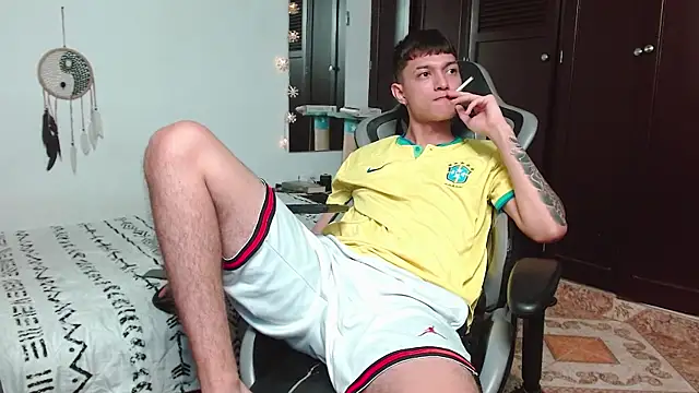 Snapshot of aaron_blug chatting on 12/11/24, 01:47 aaron blug online show from 12/11/24, 01:47