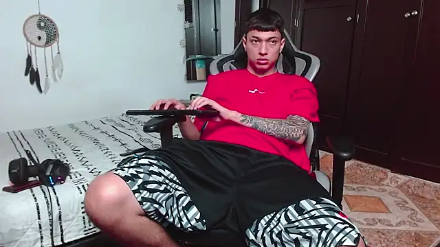 Snapshot of aaron_blug chatting on 12/20/24, 07:33 aaron blug online show from 12/20/24, 07:33