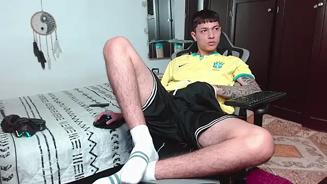 Snapshot of aaron_blug chatting on 12/21/24, 12:53 aaron blug online show from 12/21/24, 12:53