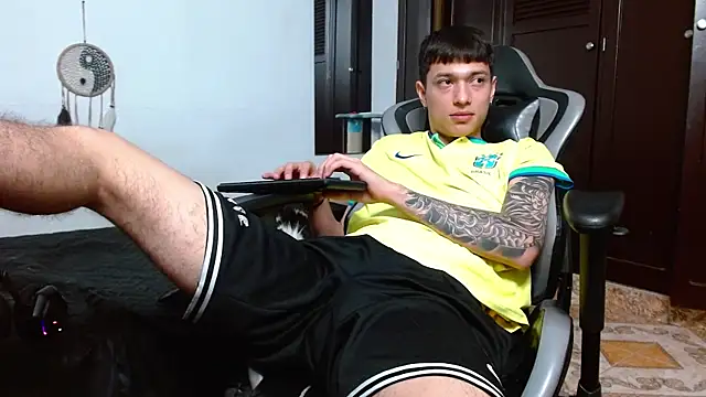 Snapshot of aaron_blug chatting on 01/21/25, 05:27 aaron blug online show from 01/21/25, 05:27