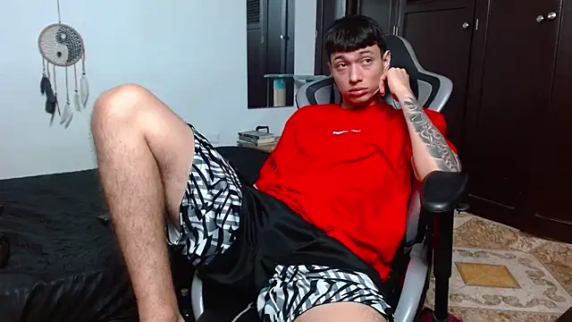 Snapshot of aaron_blug chatting on 01/22/25, 06:31 aaron blug online show from 01/22/25, 06:31