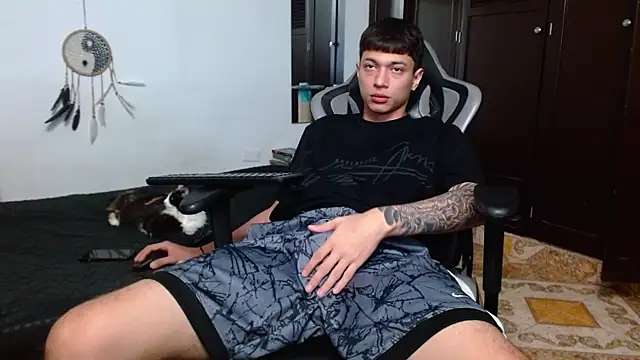 Snapshot of aaron_blug chatting on 01/23/25, 12:25 aaron blug online show from 01/23/25, 12:25